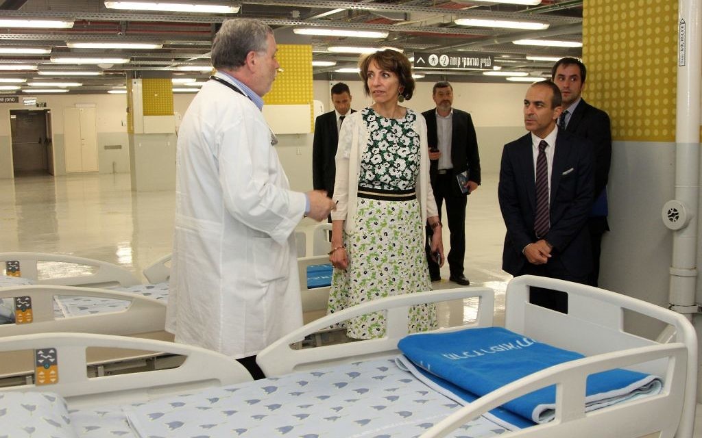 La ministre française de la Santé et des Affaires sociales, Marisol Touraine en visite des installations d'urgence de l'hôpital Ichilov à Tel Aviv, le 31 mars 2016. (Crédit : Ambassade de France en Israël / Marine Crouzet)
