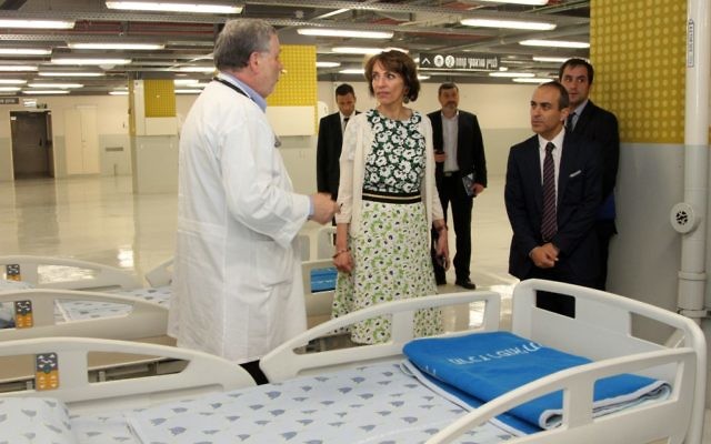 La ministre française de la Santé et des Affaires sociales, Marisol Touraine en visite des installations d'urgence de l'hôpital Ichilov à Tel Aviv, le 31 mars 2016. (Crédit : Ambassade de France en Israël / Marine Crouzet)