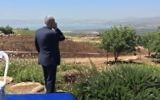 Le Premier ministre Benjamin Netanyahu au téléphone pendant une réunion hebdomadaire du cabinet sur le plateau du Golan, le 17 avril 2016. (Crédit : Moav Vardi)