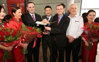 Yisrael Katz, ministre des Transports, Xia Haoming, PDG de la compagnie aérienne Hainan, Yariv Levin, ministre du Tourisme et Matan Vilnai, l'ambassadeur chinois en Israël (Crédit : Chen Galili)