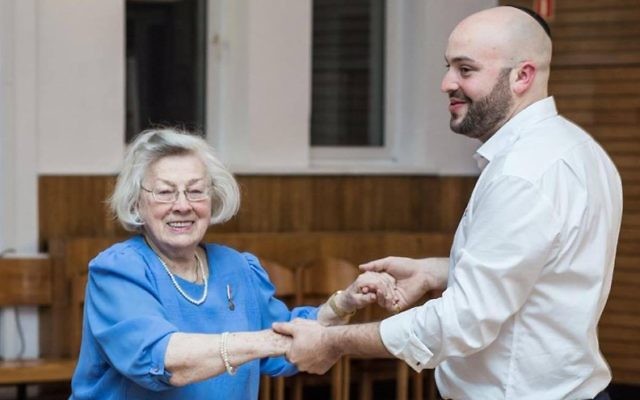 Jonny Daniels danse le Foxtrot avec Alicia Schnepf, secrétaire de la Société polonaise des Justes parmi la Nation, à Varsovie, le 10 avril 2016. (Courtesy: From the Depths) Jonny Daniels danse le Foxtrot avec Alicia Schnepf, secrétaire de la Société polonaise des Justes parmi la Nation, à Varsovie, le 10 avril 2016. (Courtesy: From the Depths)