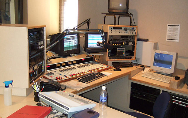 Studio de radio en 2008. Illustration. (Crédit : CC BY 3.0, Mayawi - travail personnel, via WikiCommaons) Studio de radio en 2008. Illustration. (Crédit : CC BY 3.0, Mayawi - travail personnel, via WikiCommaons)