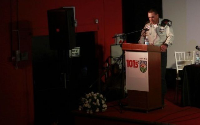 Le dirigeant du Commandement de la région Sud, le général Eyal Zamir, pendant une conférence sur la menace des tunnels de Gaza à Sderot, le 20 avril 2016. (Crédit : Judah Ari Gross/Times of Israel) Le dirigeant du Commandement de la région Sud, le général Eyal Zamir, pendant une conférence sur la menace des tunnels de Gaza à Sderot, le 20 avril 2016. (Crédit : Judah Ari Gross/Times of Israel)