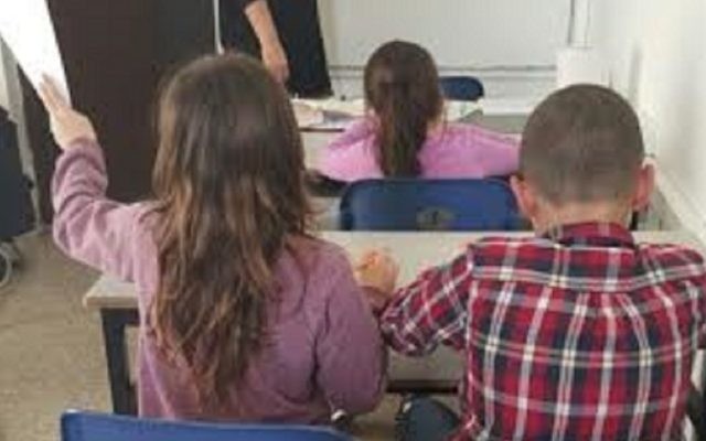 Des élèves en train d'étudier en Israël (Crédit : Ateliers de la réussite)