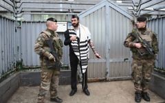 Des soldats devant une école du Habad à Paris, le 16 novembre 2015. (Crédit : Israel Bardugo/autorisation de l'amicale internationale des chrétiens et des juifs, via JTA)