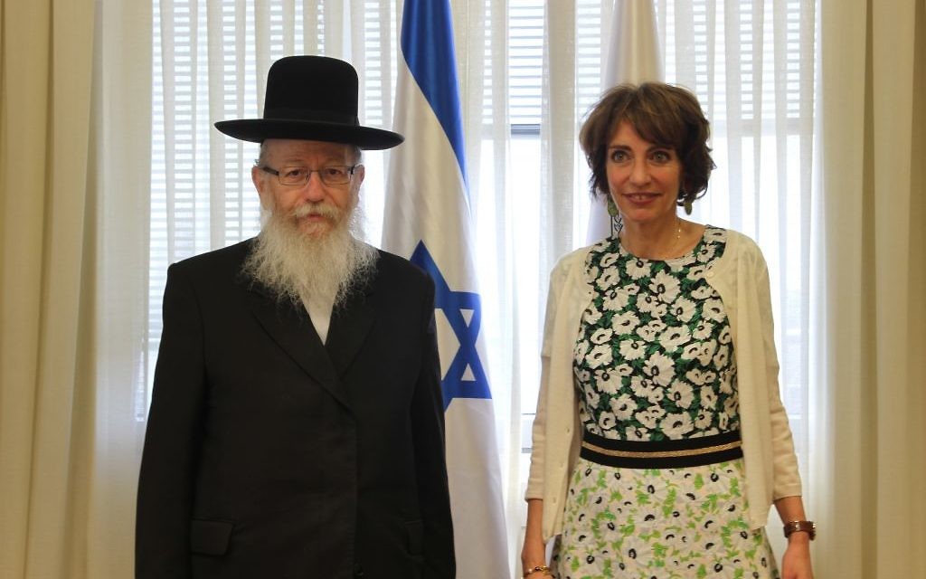 La ministre française de la Santé et des Affaires sociales, Marisol Touraine et Yaakov Litzman, ministre de la Santé , le 31 mars 2016. (Crédit : Ambassade de France en Israël / Marine Crouzet)