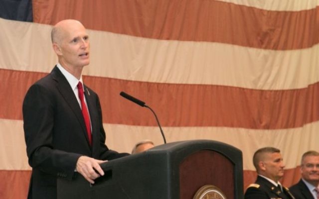 Le gouverneur de Floride, Rick Scott, durant un discours, en 2014. (Crédit photo : Wikimedia/Pubic domain) Le gouverneur de Floride, Rick Scott, durant un discours, en 2014. (Crédit photo : Wikimedia/Pubic domain)