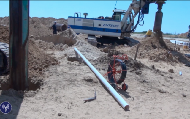 Soldats et civils israéliens utilisent un équipement lourd pour découvrir un tunnel d'attaque du Hamas, près de la frontière avec la bande de Gaza en avril 2016. (Crédit : unité des portes-paroles de l'armée israélienne, vidéo diffusée le 18 avril 2016) Soldats et civils israéliens utilisent un équipement lourd pour découvrir un tunnel d'attaque du Hamas, près de la frontière avec la bande de Gaza en avril 2016. (Crédit : unité des portes-paroles de l'armée israélienne, vidéo diffusée le 18 avril 2016)
