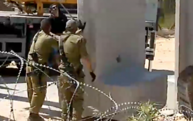Des soldats israéliens installent des sections de mur près de la frontière du Liban, au kibboutz Misgav Am, le 20 avril 2016. (Crédit : capture d'écran Deuxième chaîne) Des soldats israéliens installent des sections de mur près de la frontière du Liban, au kibboutz Misgav Am, le 20 avril 2016. (Crédit : capture d'écran Deuxième chaîne)