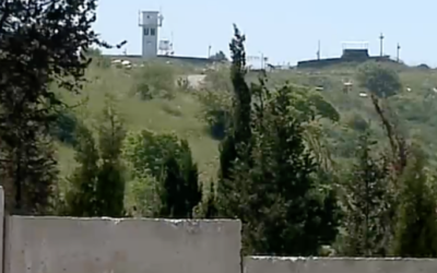 Un nouveau mur près de la frontière du Liban, au kibboutz Misgav Am, à l'ombre d'une position de l'ONU, le 20 avril 2016. (Crédit : capture d'écran Deuxième chaîne)