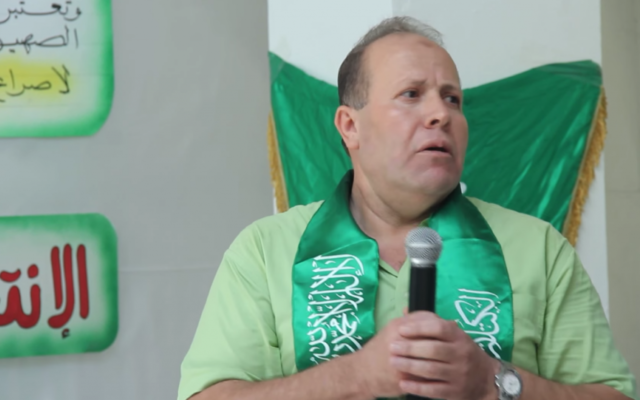 Imad Barghouthi pendant un rassemblement du Hamas à l'université al-Quds de Jérusalem, en octobre 2014. (Crédit : capture d'écran YouTube) Imad Barghouthi pendant un rassemblement du Hamas à l'université al-Quds de Jérusalem, en octobre 2014. (Crédit : capture d'écran YouTube)