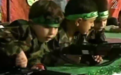 Des petites garçons palestiniens jouent avec de fausses armes dans une pièce de théâtre jouée à Gaza dans le cadre du Festival de Palestine pour les enfants et l'éducation, en avril 2016. (Crédit : capture d'écran Deuxième chaîne)
