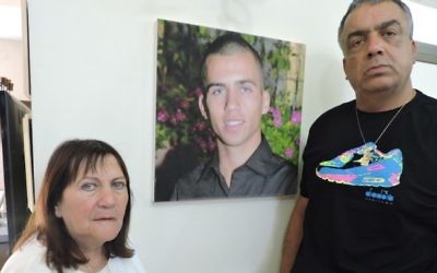 Zehava Saul, avec son époux Herzl, depuis décédé, n'ont pas de preuve définitive que leur fils Oron soit mort après avoir été capturé par le Hamas à Gaza Ville le 20 juillet 2014. (Crédit : JTA/Ben Sales)