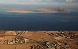 Les îles de Tiran (premier plan) et Sanafir (arrière plan) en mer Rouge, dans le détroit de Tiran entre la péninsule du Sinaï égyptienne et l'Arabie saoudite. (Crédit : Stringer/AFP/Getty Images, via JTA)