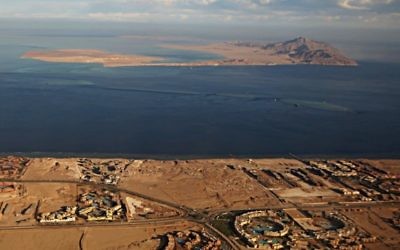 Les îles de Tiran (premier plan) et Sanafir (arrière plan) en mer Rouge, dans le détroit de Tiran entre la péninsule du Sinaï égyptienne et l'Arabie saoudite. (Crédit : Stringer/AFP/Getty Images, via JTA)