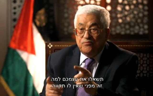Le président de l'Autorité palestinienne Mahmoud Abbas pendant un entretien avec l'émission Uvda de la Deuxième chaîne, diffusée le 31 mars 2016. (Crédit : capture d'écran YouTube) Le président de l'Autorité palestinienne Mahmoud Abbas pendant un entretien avec l'émission Uvda de la Deuxième chaîne, diffusée le 31 mars 2016. (Crédit : capture d'écran YouTube)