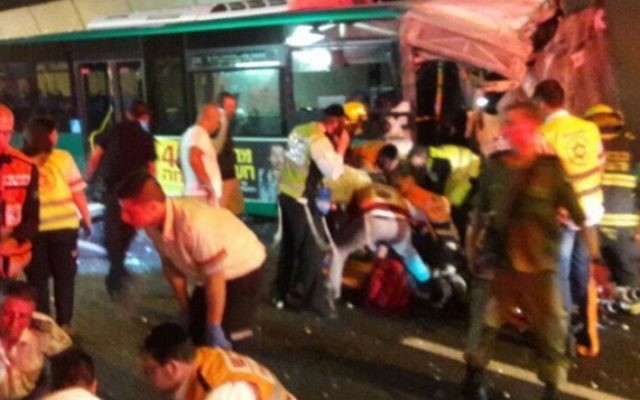 Un accident de bus près de Haifa, au nord d'Israël, le 21 avril 2016, a fait au moins 35 blessés. (Crédit : United Hatzalah) Un accident de bus près de Haifa, au nord d'Israël, le 21 avril 2016, a fait au moins 35 blessés. (Crédit : United Hatzalah)