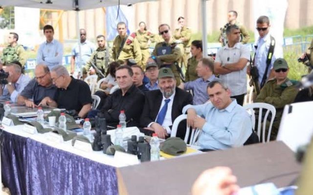 Les ministres du cabinet de sécurité en visite en Cisjordanie, le 6 avril 2016 . (Crédit : autorisation) Les ministres du cabinet de sécurité en visite en Cisjordanie, le 6 avril 2016 . (Crédit : autorisation)
