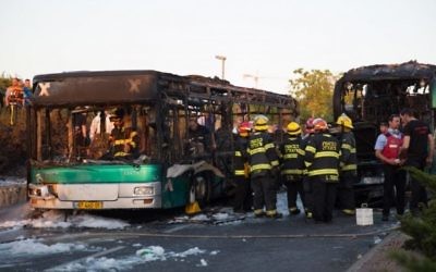 Pompiers et secouristes sur la scène de l'explosion d'un bus à Jérusalem, qui a fait au moins 21 blessés, le 18 avril 2016. (Crédit : Nati Shohat/Flash90)