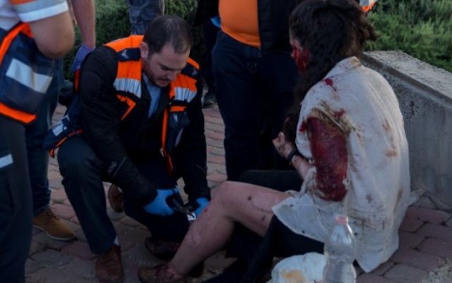 Pompiers et sauveteurs sur la scène de l'explosion d'un bus à Jérusalem, qui a fait au moins 21 blessés, le 18 avril 2016. (Crédit : Nati Shohat/FLash90) Pompiers et sauveteurs sur la scène de l'explosion d'un bus à Jérusalem, qui a fait au moins 21 blessés, le 18 avril 2016. (Crédit : Nati Shohat/FLash90)