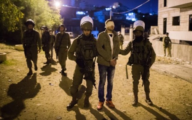 Illustration. Des soldats israéliens arrêtent un Palestinien dans le camp de réfugiés de Duhaisha, près de Bethléem, en Cisjordanie, le 8 décembre 2015. (Crédit : Nati Shohat/Flash90) Illustration. Des soldats israéliens arrêtent un Palestinien dans le camp de réfugiés de Duhaisha, près de Bethléem, en Cisjordanie, le 8 décembre 2015. (Crédit : Nati Shohat/Flash90)