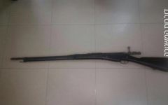 Un homme rend à Tsahal un fusil Berthier datant de 1907 utilisé durant la Seconde Guerre mondiale et durant la guerre d'Indépendance de 1948. (capture d'écran Twitter)