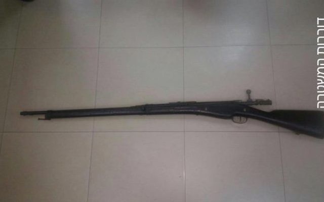 Un homme rend à Tsahal un fusil Berthier datant de 1907 utilisé durant la Seconde Guerre mondiale et durant la guerre d'Indépendance de 1948. (capture d'écran Twitter) Un homme rend à Tsahal un fusil Berthier datant de 1907 utilisé durant la Seconde Guerre mondiale et durant la guerre d'Indépendance de 1948. (capture d'écran Twitter)