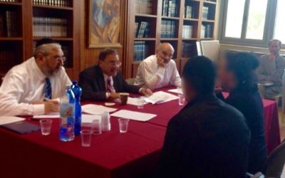 Le rabbi d'Efrat Shlomo Riskin, deuxième à gauche, pendant un examen de conversion au tribunal rabbinique Giyur Kahalacha, en novembre 2015. (Crédit : autorisation)