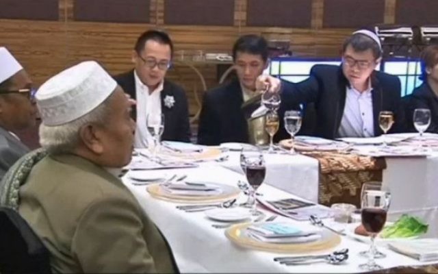 Seder de Pessah en Indonésie, le 22 avril 2016. (Crédit : capture d'écran Dixième chaîne)