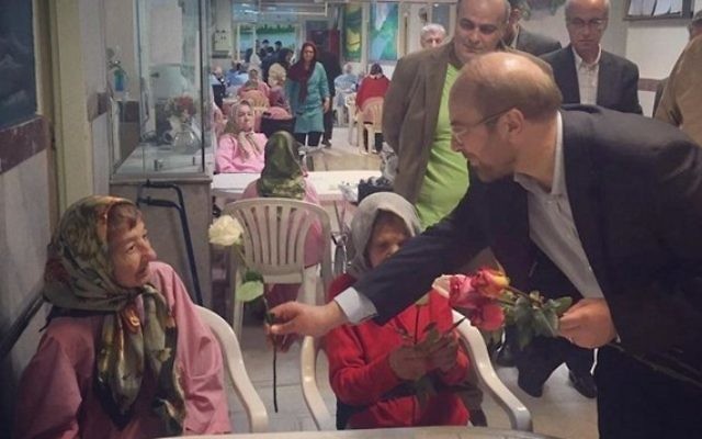 Le maire de Téhéran, Mohammad Bagher-Ghalibaf, dans une maison de retraite juive le 22 avril 2016. (Crédit : Instagram)
