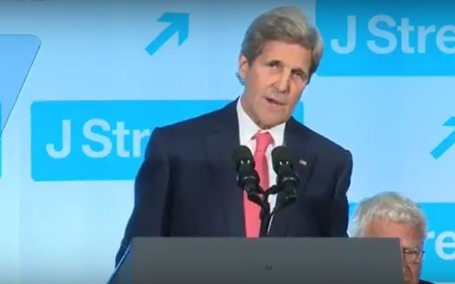 Le secrétaire d'Etat des Etats-Unis John Kerry à la conférence J Street, le 18 avril 2016. (Crédit : capture d'écran YouTube) Le secrétaire d'Etat des Etats-Unis John Kerry à la conférence J Street, le 18 avril 2016. (Crédit : capture d'écran YouTube)