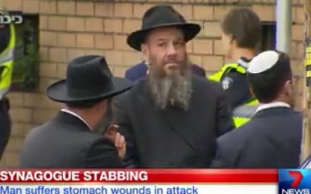 Bulletin d'information australien sur une attaque au couteau dans une synagogue de Melbourne dans laquelle un homme a été poignardé pour une dispute à propos de hareng, le 16 avril 2016. (Crédit : capture d'écran/7 News) Bulletin d'information australien sur une attaque au couteau dans une synagogue de Melbourne dans laquelle un homme a été poignardé pour une dispute à propos de hareng, le 16 avril 2016. (Crédit : capture d'écran/7 News)