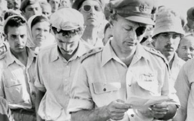 Hommage de Moshe Dayan à Roi Rotberg, au kibboutz Nahal Oz, le 28 avril 1956. (Crédit : archives de l'armée israélienne)
