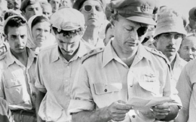 Hommage de Moshe Dayan à Roi Rotberg, au kibboutz Nahal Oz, le 28 avril 1956. (Crédit : archives de l'armée israélienne)