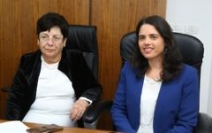 La ministre de la Justice Ayelet Shaked (à droite) et la présidente de la Cour suprême Miriam Naor pendant l'inauguration d'un nouveau tribunal à Beit Shemesh, le 29 mars 2016. (Crédit : Yaakov Lieberman/Flash90)