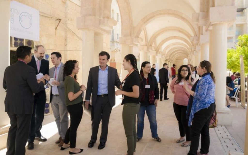 Conférence 2016 de l'Alliance pour la Paix au Moyen Orient (APMO), à Jérusalem, le 7 avril 2016. (Crédit : Nabil Darwish pour l'APMO, Copyright 2016 tous droits réservés. Jerusalem International YMCA) Conférence 2016 de l'Alliance pour la Paix au Moyen Orient (APMO), à Jérusalem, le 7 avril 2016. (Crédit : Nabil Darwish pour l'APMO, Copyright 2016 tous droits réservés. Jerusalem International YMCA)