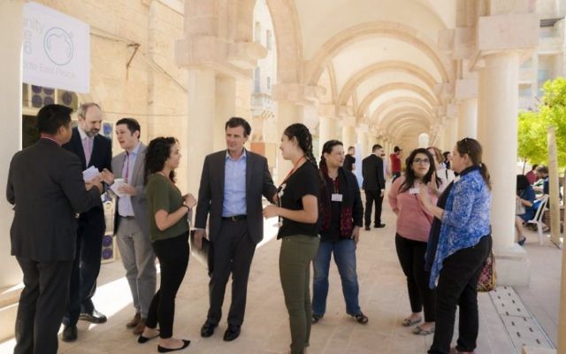 Conférence 2016 de l'Alliance pour la Paix au Moyen Orient (APMO), à Jérusalem, le 7 avril 2016. (Crédit : Nabil Darwish pour l'APMO, Copyright 2016 tous droits réservés. Jerusalem International YMCA)