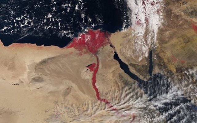 Image satellite du Nil utilisant une technologie infrarouge colorant le fleuve en rouge. (Crédit : autorisation de l'agence spatiale européenne, avril 2016)