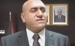 Akram Rajoub, qui a annoncé le 26 avril 2016 avoir été renvoyé de son poste de gouverneur de Naplouse par le président de l'Autorité palestinienne Mahmoud Abbas. (Crédit :  capture d'écran YouTube)