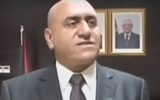 Akram Rajoub, qui a annoncé le 26 avril 2016 avoir été renvoyé de son poste de gouverneur de Naplouse par le président de l'Autorité palestinienne Mahmoud Abbas. (Crédit : capture d'écran YouTube) Akram Rajoub, qui a annoncé le 26 avril 2016 avoir été renvoyé de son poste de gouverneur de Naplouse par le président de l'Autorité palestinienne Mahmoud Abbas. (Crédit : capture d'écran YouTube)