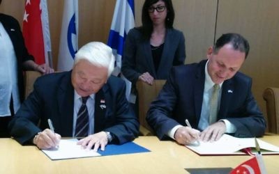 Les Ambassadeurs Winston Choo Wee Leong et Gil Haskel lors d'une cérémonie de signature