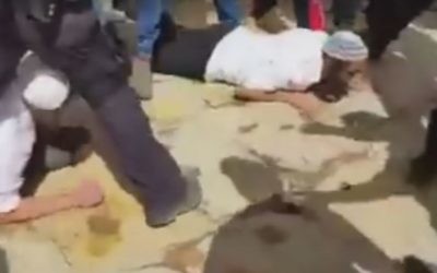 Des visiteurs juifs au mont du Temple se prosternent pour prier, en violation des régulations israéliennes, le 26 avril 2016. (Crédit : capture d'écran Twitter)