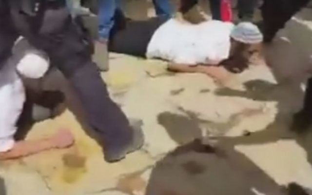 Des visiteurs juifs au mont du Temple se prosternent pour prier, en violation des régulations israéliennes, le 26 avril 2016. (Crédit : capture d'écran Twitter) Des visiteurs juifs au mont du Temple se prosternent pour prier, en violation des régulations israéliennes, le 26 avril 2016. (Crédit : capture d'écran Twitter)