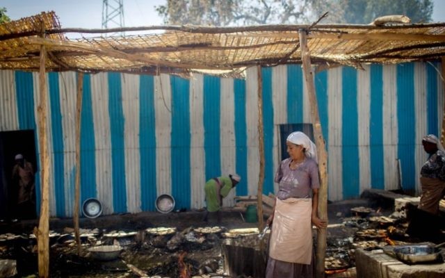 Des membres de la communauté juive de Gondar, en Ethiopie, préparent les matzas avant Pessah, le 20 avril 2016. (Crédit : Miriam Alster/Flash90)