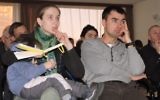 Un couple ukrainien pendant une réunion d'information avant le vol pour les immigrants vers Israël à Kiev, le 23v mars 2015. (Crédit : JTA/Ben Sales)