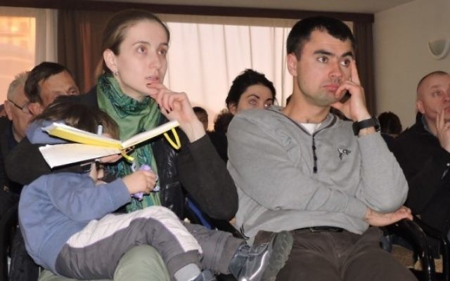 Un couple ukrainien pendant une réunion d'information avant le vol pour les immigrants vers Israël à Kiev, le 23v mars 2015. (Crédit : JTA/Ben Sales) Un couple ukrainien pendant une réunion d'information avant le vol pour les immigrants vers Israël à Kiev, le 23v mars 2015. (Crédit : JTA/Ben Sales)
