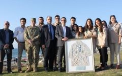 Scouts d'Israël et membres de l'ambassade américaine en Israël réunis pour l'hommage à Taylor Force pendant une cérémonie à Jaffa, le 7 avril 2016. (Crédit : The Israel Project)