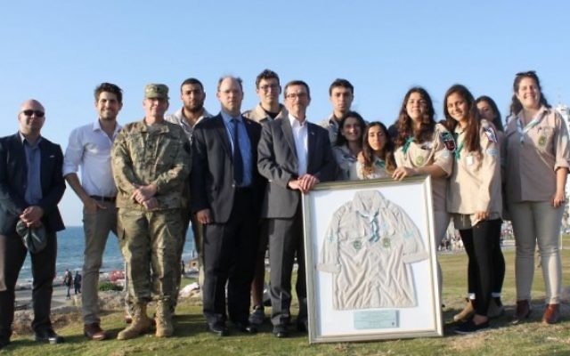 Scouts d'Israël et membres de l'ambassade américaine en Israël réunis pour l'hommage à Taylor Force pendant une cérémonie à Jaffa, le 7 avril 2016. (Crédit : The Israel Project)