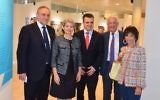 La directrice-générale Irina Bokova (2ème à gauche) avec Robert Singer, directeur executif du Congrès juif mondial, l’ambassadeur d'Israël auprès de l'UNESCO, Carmel Shama Hacohen, et les fondateurs du projet SASA Setton Kav Or, Philip et Hilda Setton (Crédit : Shahar Azran)