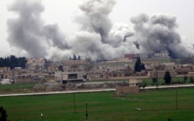 Akcakale, dans la province de Sanliurfa, couverte de fumée provenant de la ville syrienne de Tel Abyad pendant les combats entre l'Etat islamique et les combattantes kurdes (YPG), le 27 février 2016. (Crédit : AFP / STR)